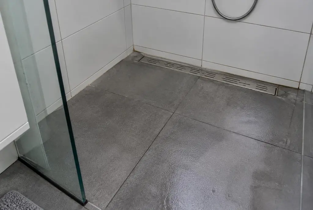 Lekdetectie Tienhoven – lekkende inloopdouche met natte voegen