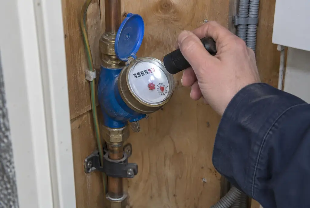 Lekdetectie Tienhoven – watermeter in de meterkast controleren met een zaklamp